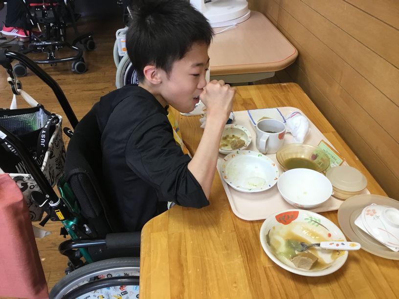 給食スタート! 山梨県立あけぼの支援学校 給食スタート! 山梨県立あけぼの支援学校